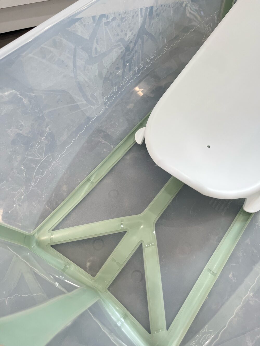 Bồn tắm gấp gọn kèm ghế tựa lưng cho bé có đế chống trượt, Stokke viền màu xanh lá ( full box) - Ảnh 6