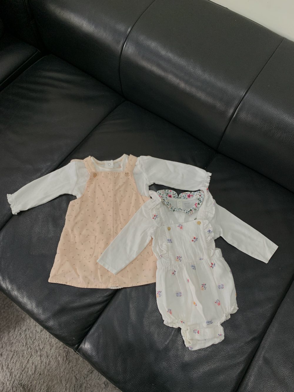 Set 2 bộ yếm kèm bodysuit mix brand H&M, Morthercare, Obaibi hoạ tiết hoa trắng, hồng (size:6/9M) - Ảnh 2