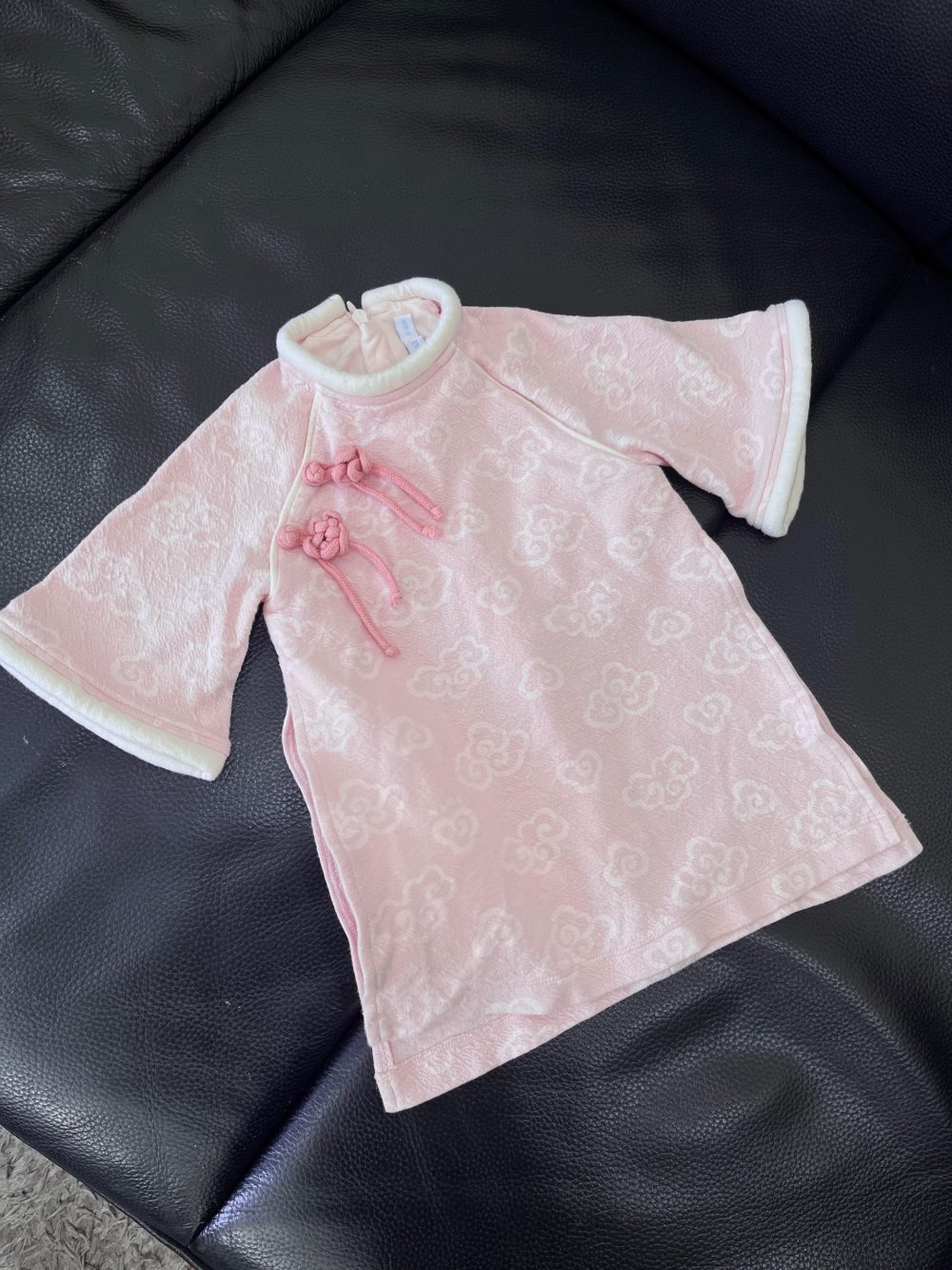 Áo dài hồng Nous họa tiết đám mây đính dây hoa phối váy màu be (size 6→9m) - Ảnh 3