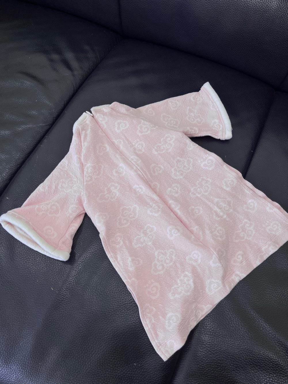 Áo dài hồng Nous họa tiết đám mây đính dây hoa phối váy màu be (size 6→9m) - Ảnh 4