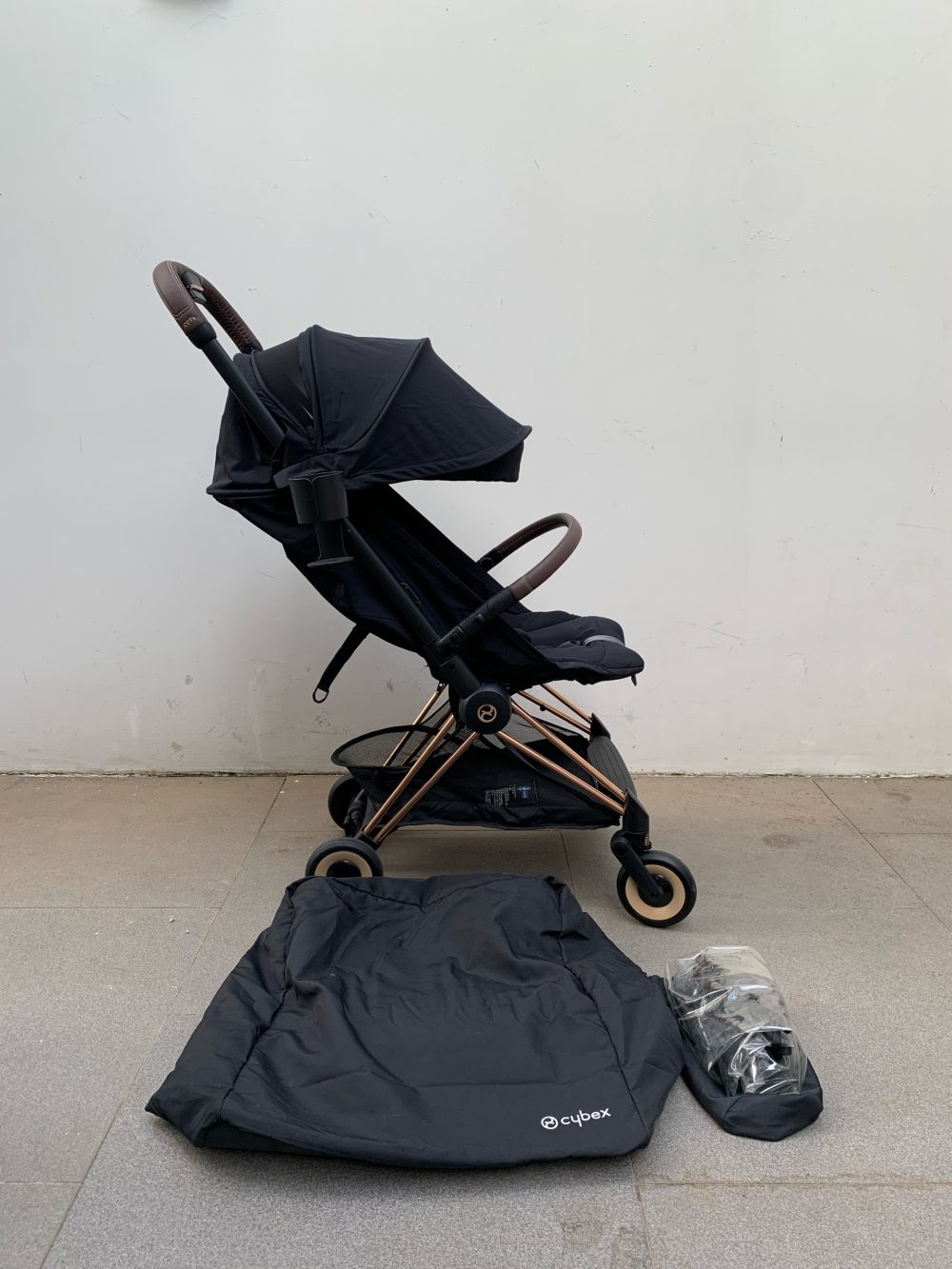 Xe đẩy gấp gọn Cybex Platinum Coya khung rosegold màu Sepia black kèm cup holder, áo mưa, túi vải đựng - Ảnh 2
