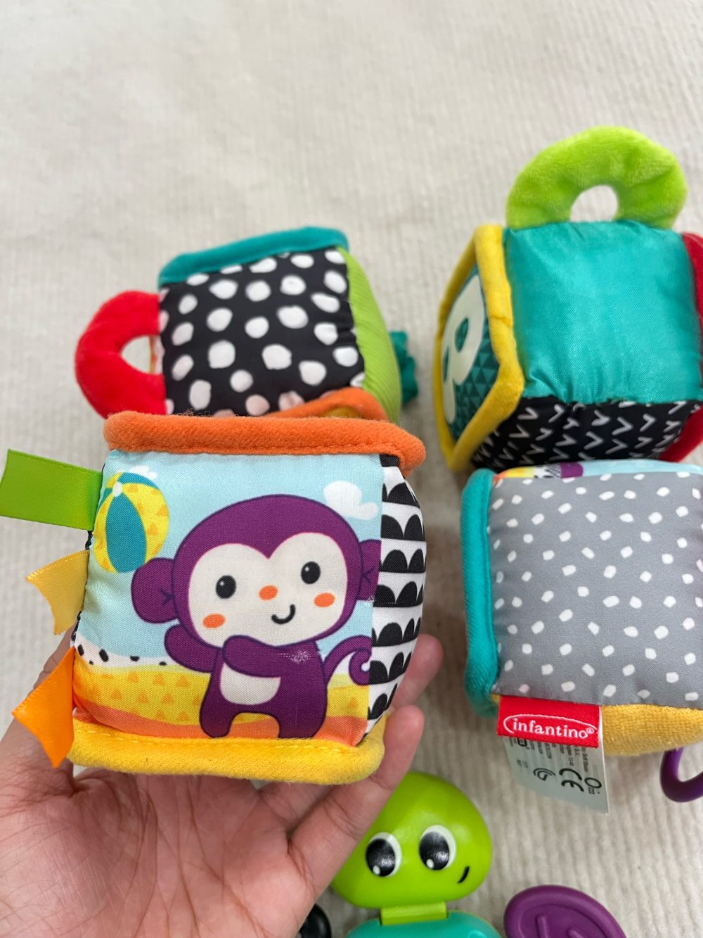Set 3 món đồ chơi hình khối khám phá bằng vải và đồ chơi gặm nướu hình chú rùa infantino, kính vạn hoa lắp lánh moulin roty - Ảnh 4