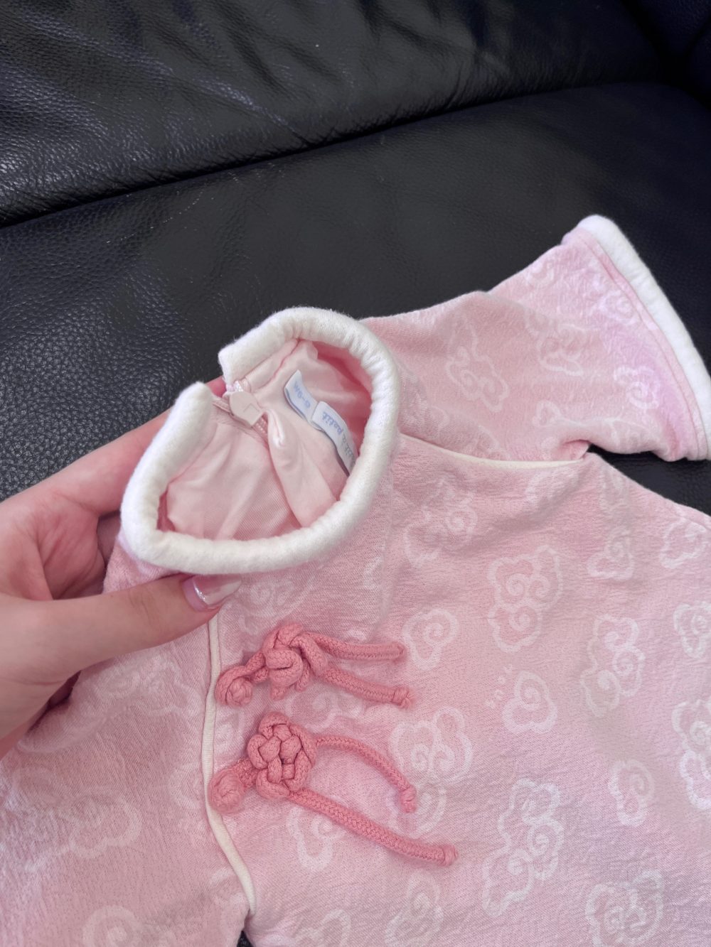 Áo dài hồng Nous họa tiết đám mây đính dây hoa phối váy màu be (size 6→9m) - Ảnh 5