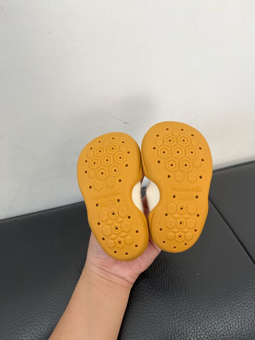 Giày công thái học trẻ em Ggomoosin hoạ tiết gấu vàng ( size: 125, lòng chân 11->12cm) - Ảnh 2