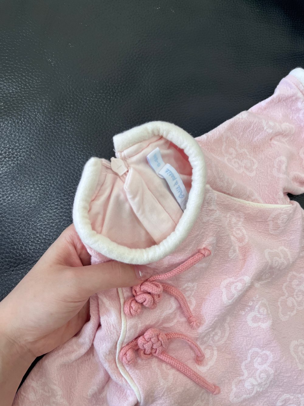 Áo dài hồng Nous họa tiết đám mây đính dây hoa phối váy màu be (size 6→9m) - Ảnh 6