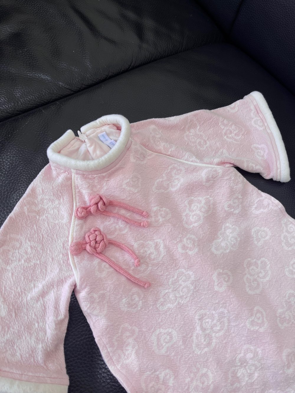 Áo dài hồng Nous họa tiết đám mây đính dây hoa phối váy màu be (size 6→9m) - Ảnh 11