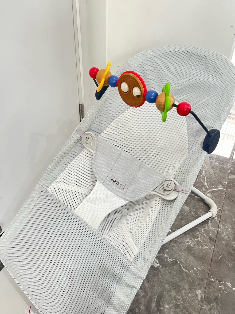 Ghế rung Baby Bjorn vải lưới mesh (kèm thanh đồ chơi, còn túi đựng) - Ảnh 10