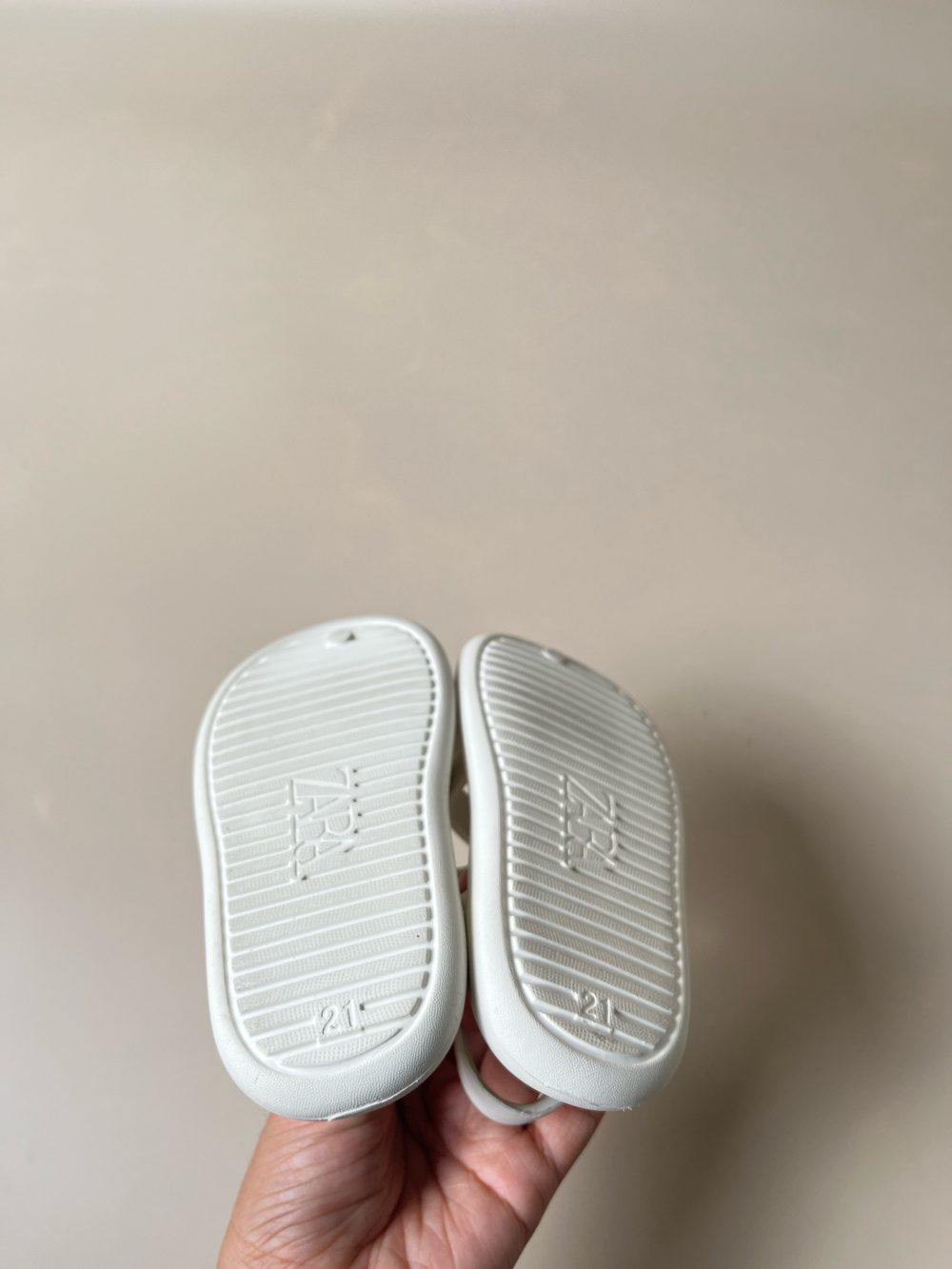 Sandal cao su bít mũi Zara màu trắng ( size: 21) - Ảnh 3