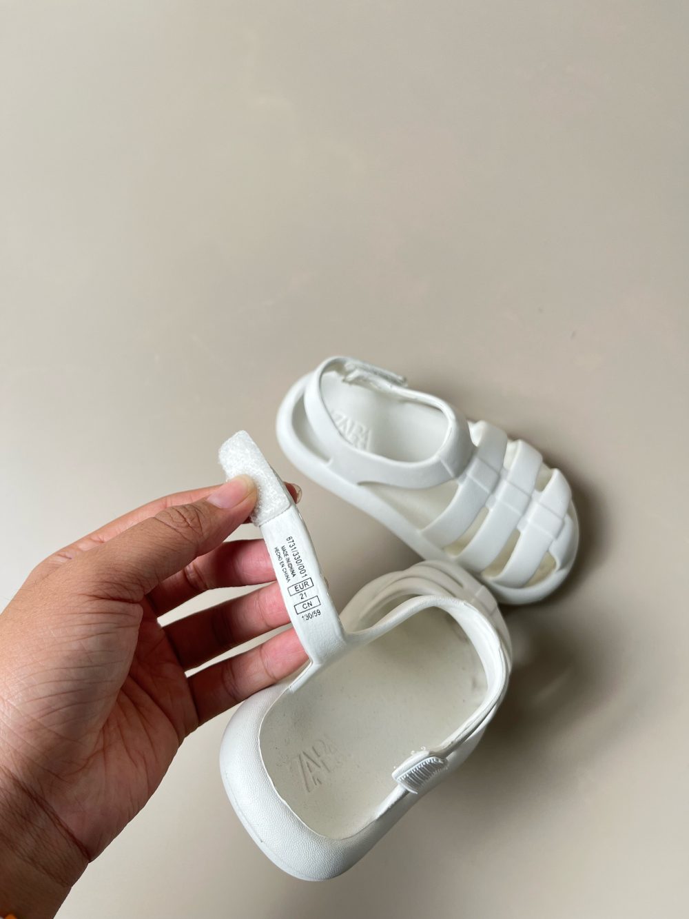 Sandal cao su bít mũi Zara màu trắng ( size: 21) - Ảnh 6