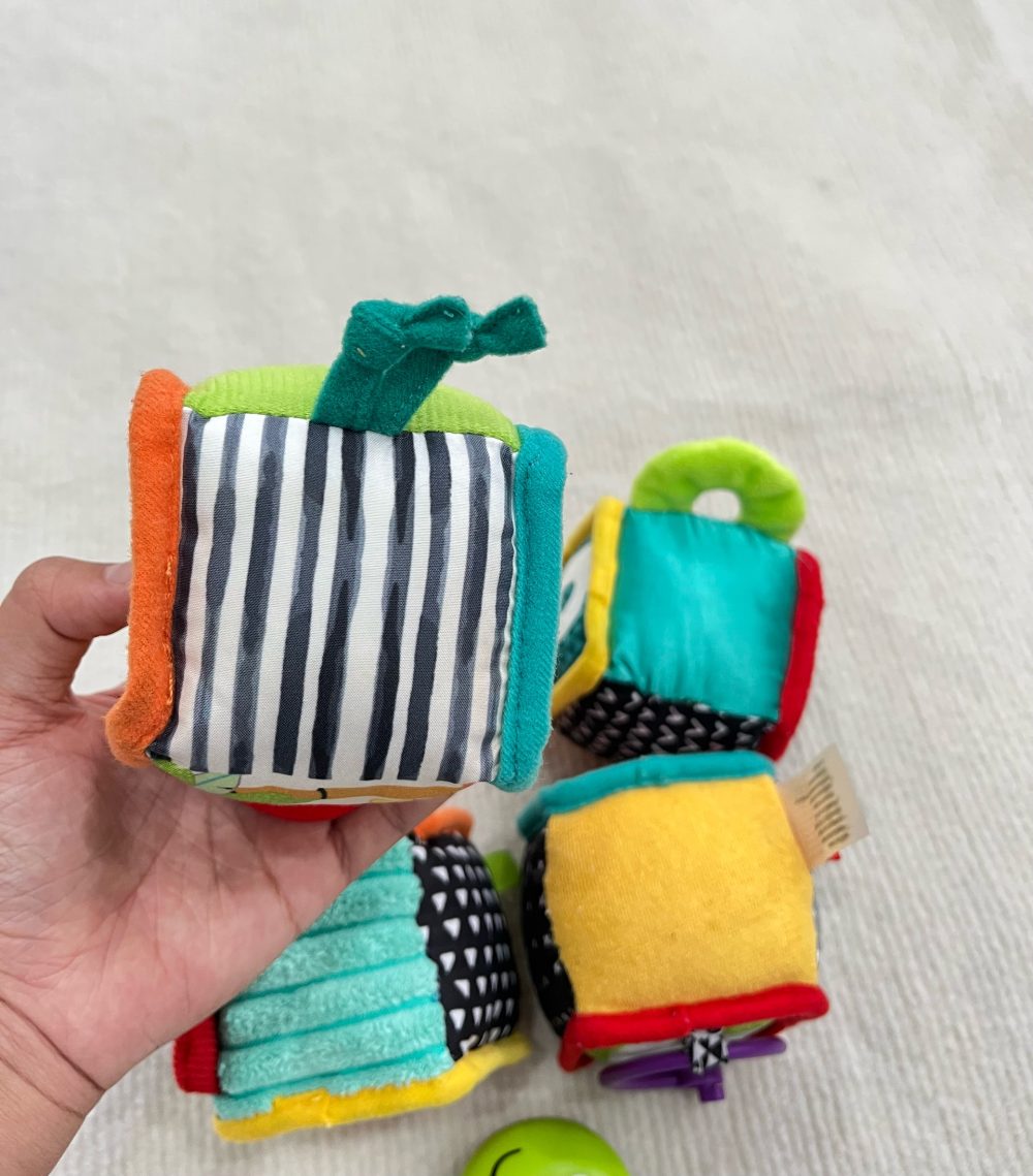 Set 3 món đồ chơi hình khối khám phá bằng vải và đồ chơi gặm nướu hình chú rùa infantino, kính vạn hoa lắp lánh moulin roty - Ảnh 2