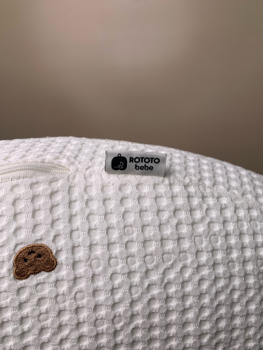 Gối chống trào Rototo bebe vải Airmesh hoạ tiết gấu nâu (kèm túi đựng) - Ảnh 9
