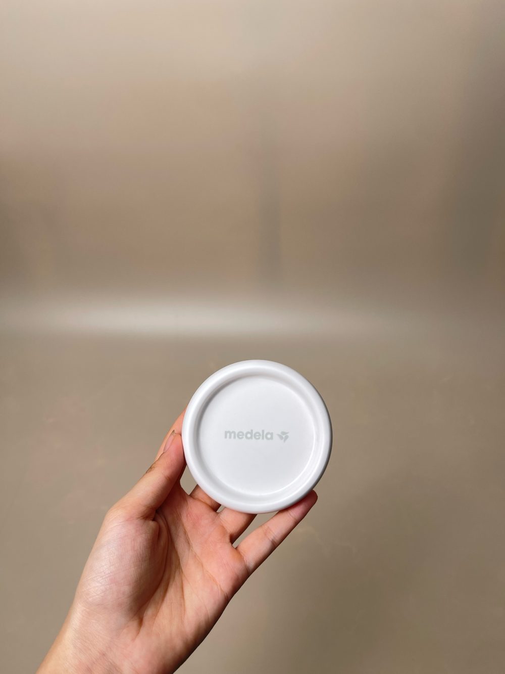 Set Cốc hứng sữa Medela và hộp miếng lót thấm sữa Pigeon 30 miếng. - Ảnh 13
