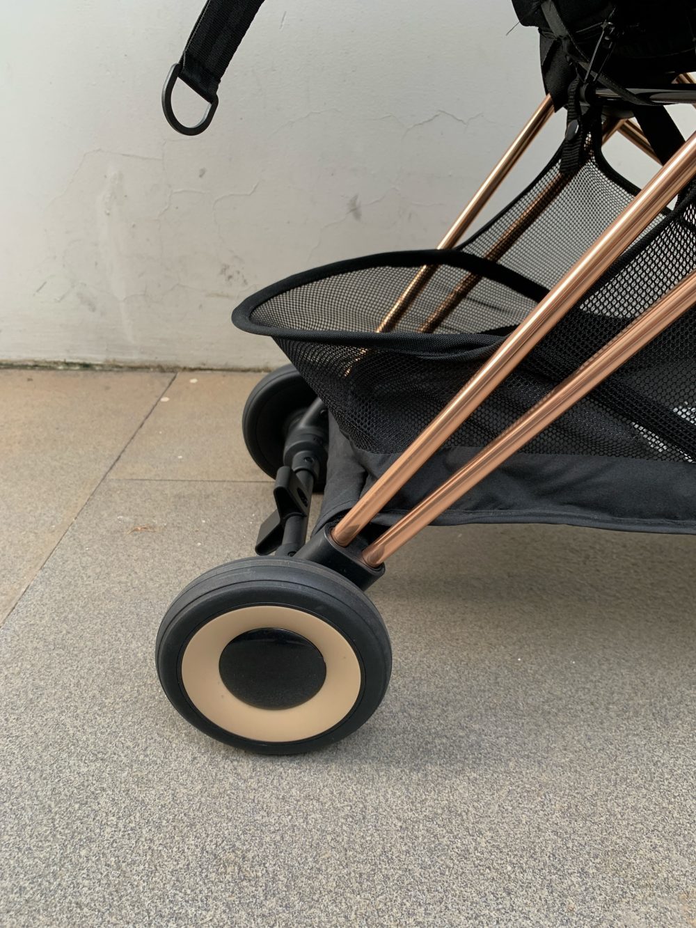 Xe đẩy gấp gọn Cybex Platinum Coya khung rosegold màu Sepia black kèm cup holder, áo mưa, túi vải đựng - Ảnh 4