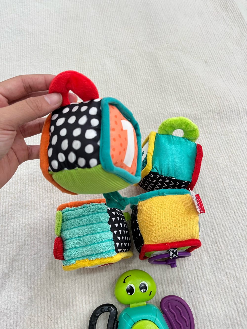 Set 3 món đồ chơi hình khối khám phá bằng vải và đồ chơi gặm nướu hình chú rùa infantino, kính vạn hoa lắp lánh moulin roty - Ảnh 7