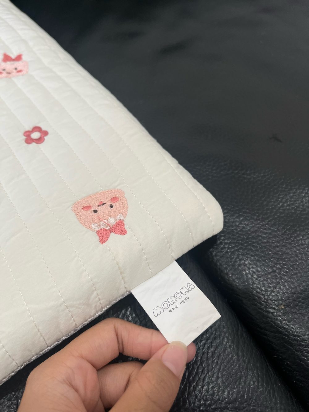 Gối cao su non Monona thêu hoạ tiết gấu hoa - Ảnh 4