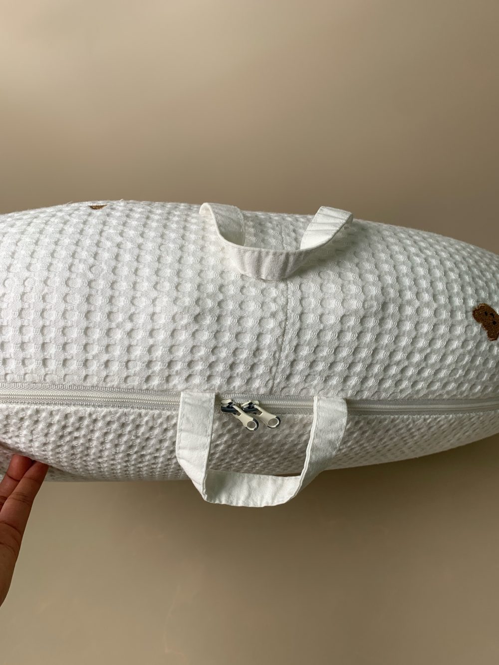Gối chống trào Rototo bebe vải Airmesh hoạ tiết gấu nâu (kèm túi đựng) - Ảnh 6
