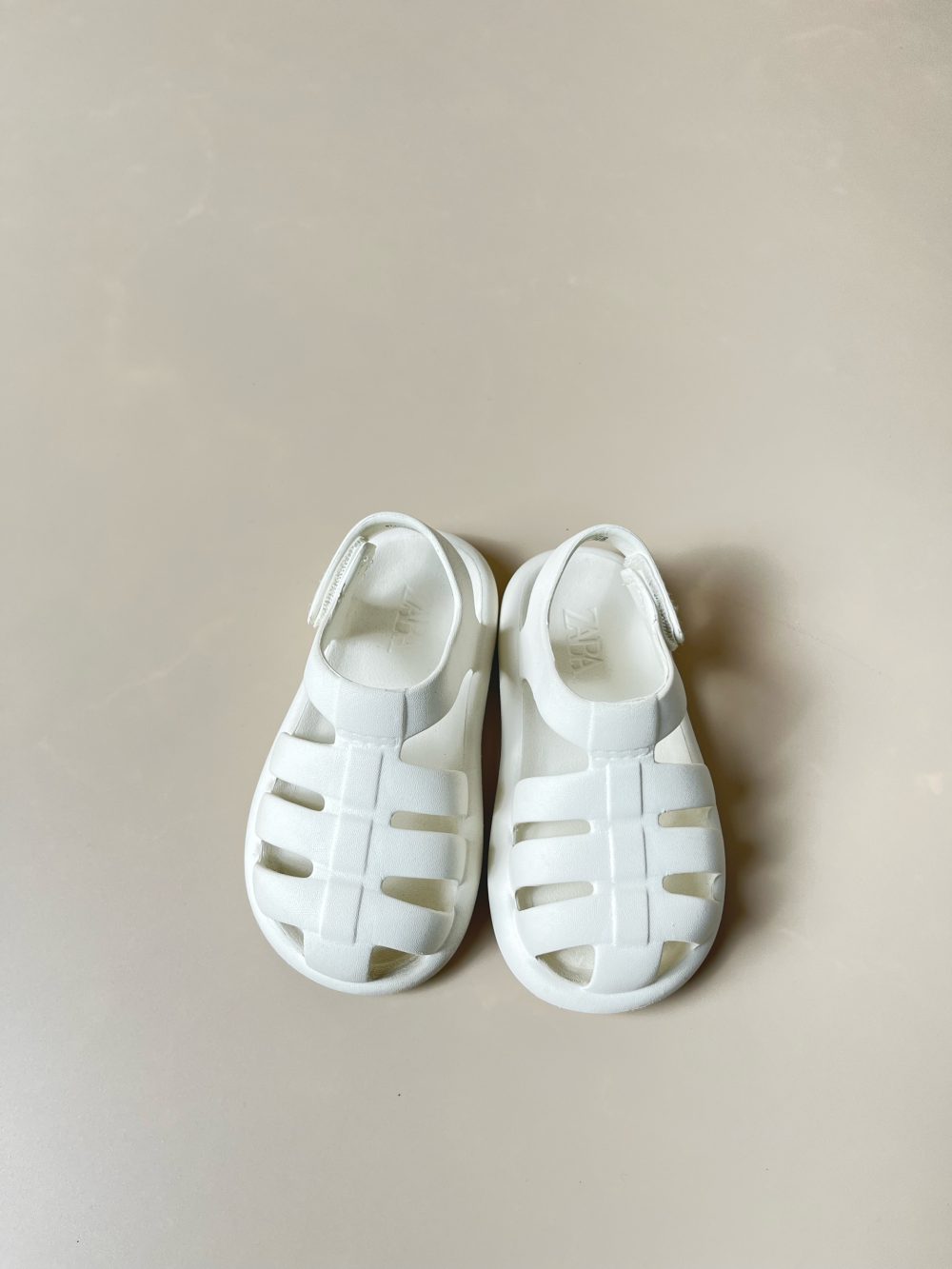 Sandal cao su bít mũi Zara màu trắng ( size: 21) - Ảnh 4