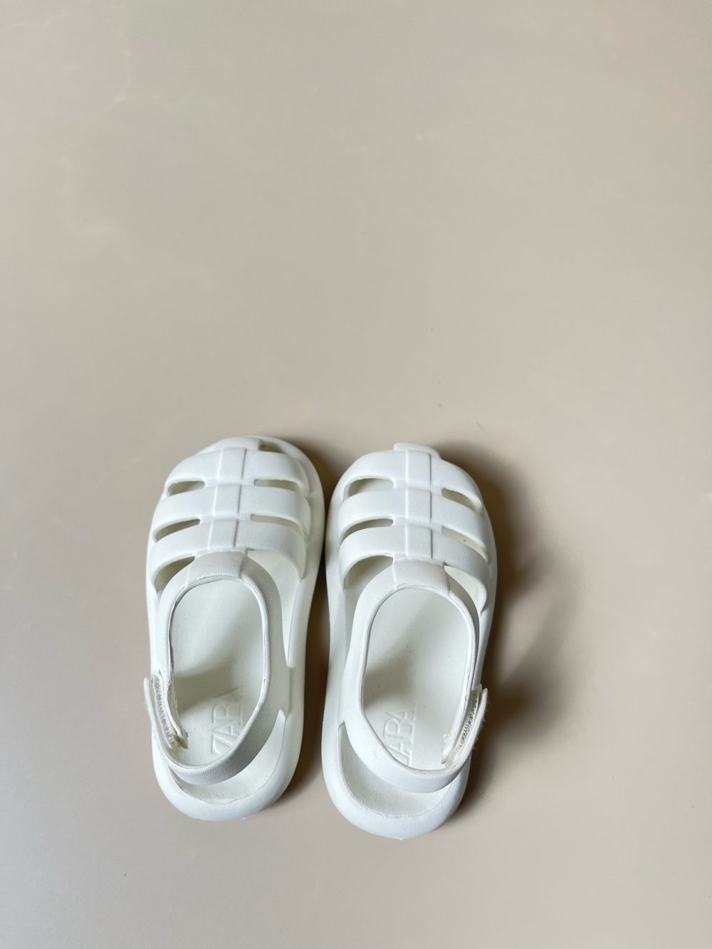 Sandal cao su bít mũi Zara màu trắng ( size: 21) - Ảnh 2