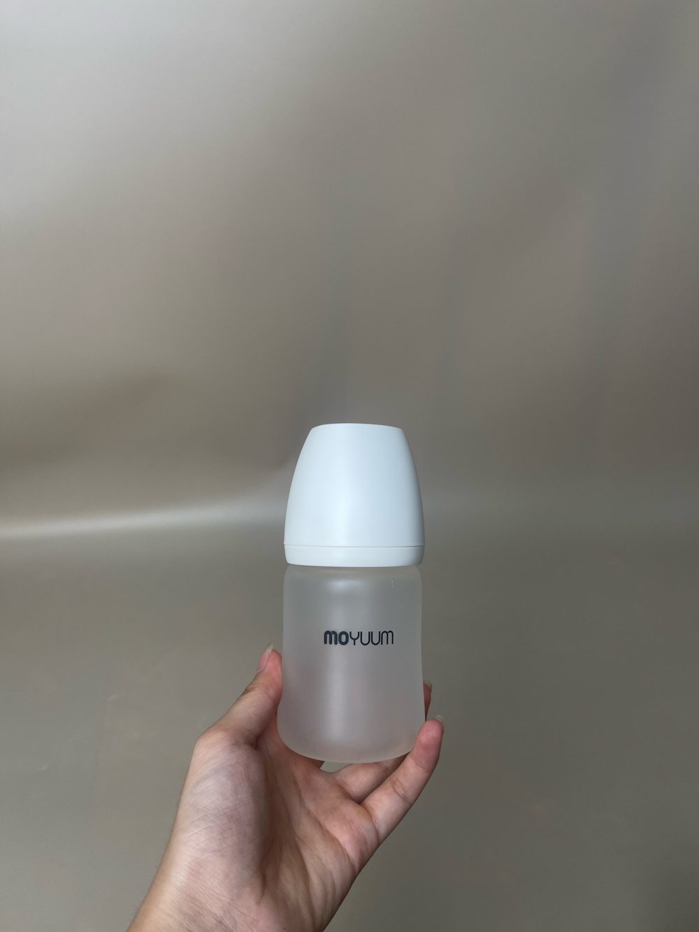 Set 2 bình sữa Moyuum thuỷ tinh bọc silicone 150ml màu trắng (không kèm núm ti) - Ảnh 6