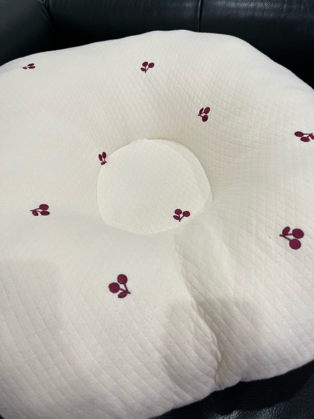 Gối chống trào ngược Rototo bebe cotton lụa hoạ tiết cherry ( còn túi đựng) - Ảnh 9