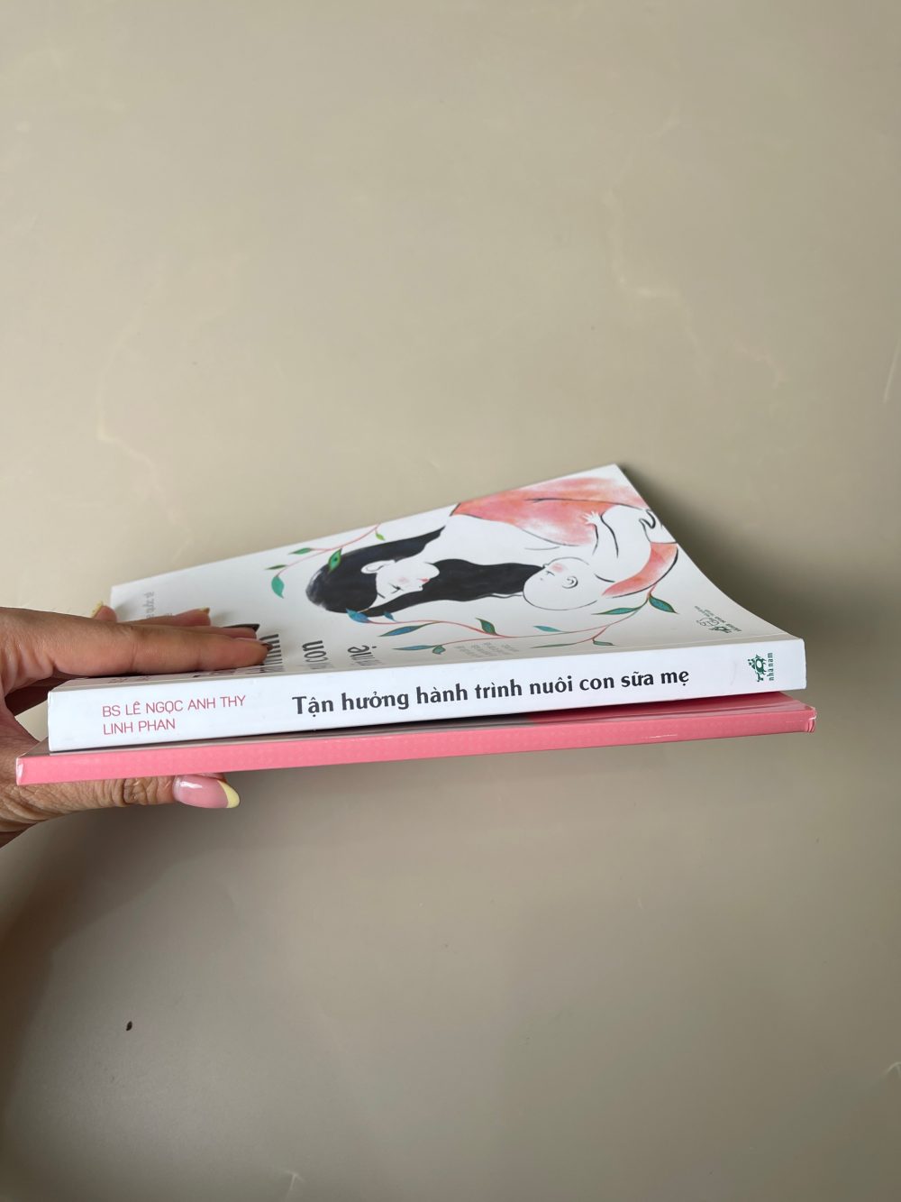Set 2 sách Cẩm nang chăm sóc bé yêu và Tận hưởng hành trình nuôi con sữa mẹ - Ảnh 5