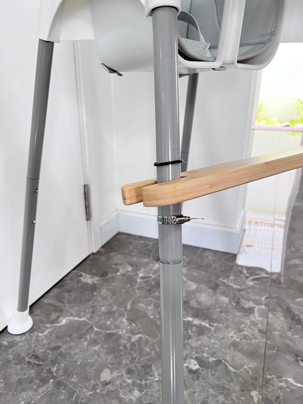 Ghế ăn dặm cho bé BabyHop màu trắng kèm thanh gác chân (6→36m) - Ảnh 9