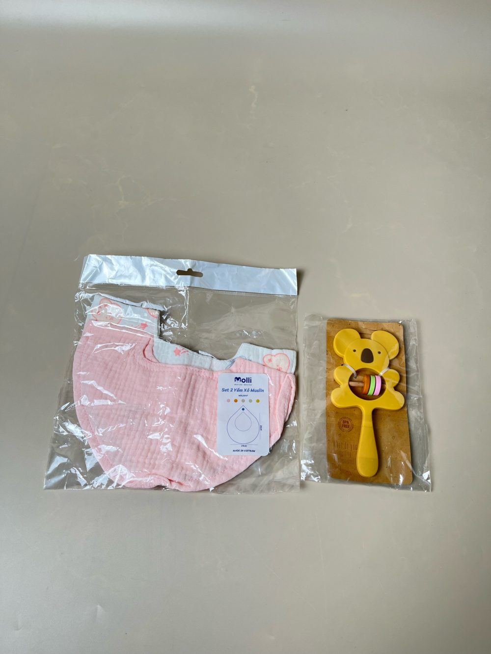 Set 2 yếm xô molli và đồ chơi cầm tay con gấu - Ảnh 3