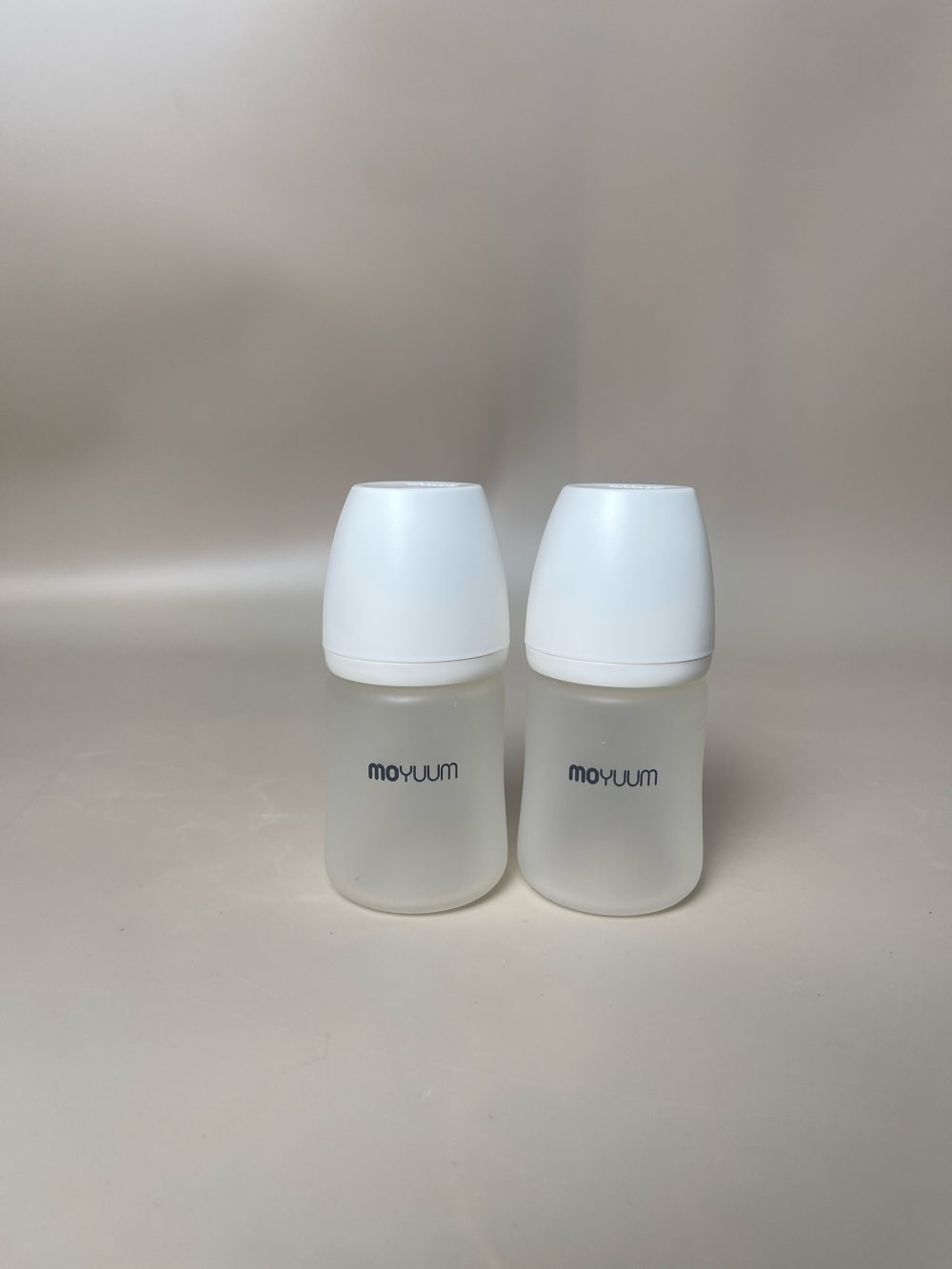 Set 2 bình sữa Moyuum thuỷ tinh bọc silicone 150ml màu trắng (không kèm núm ti) - Ảnh 2