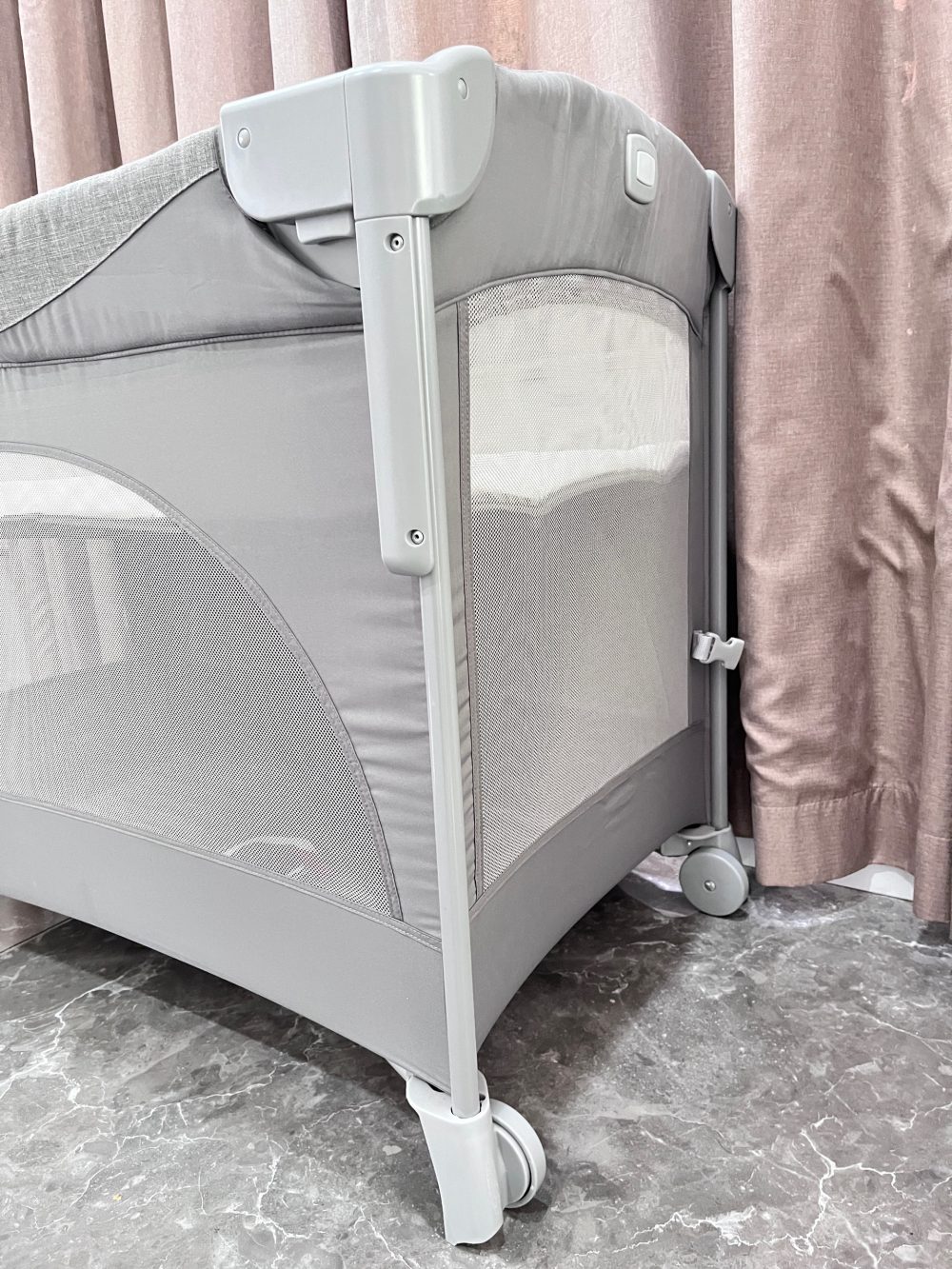 Giường cũi Joie Kubbie Sleep Foggy Gray (tối đa 9kg) tặng kèm đệm sơ dừa & drap size 80x50cm - Ảnh 12