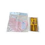Set 2 yếm xô molli và đồ chơi cầm tay con gấu