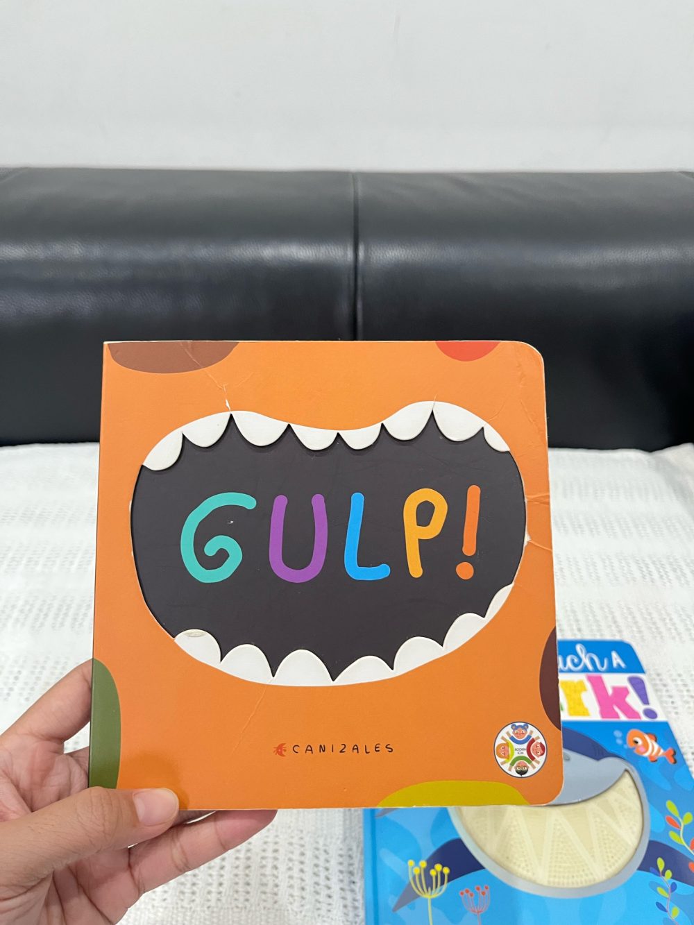 Set 2 cuốn sách tương tác "Never Touch a Shark!" và sách gulp - Ảnh 4