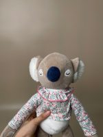 Đồ chơi nhồi bông - Gấu koala màu be và trắng mặc áo phông hoa, 35 cm - Obaibi - Ảnh 4