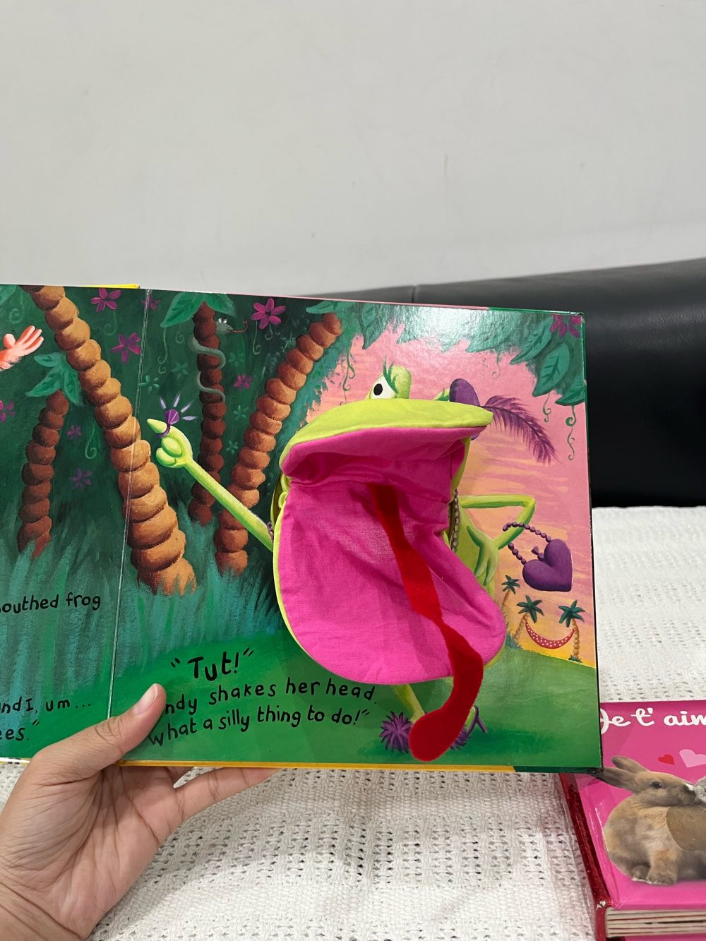 Set 2 cuốn sách rối tay Wendy the Wide-mouthed Frog và Je’aime - Ảnh 5