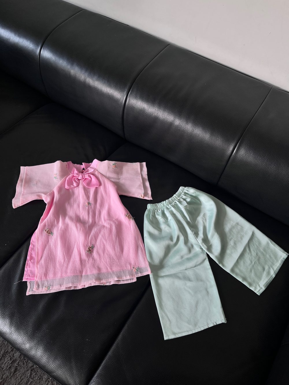Set áo dài hồng phối quần lụa xanh tặng kèm bodysuit Obaibi màu xanh (size: 9→12m) - Ảnh 10