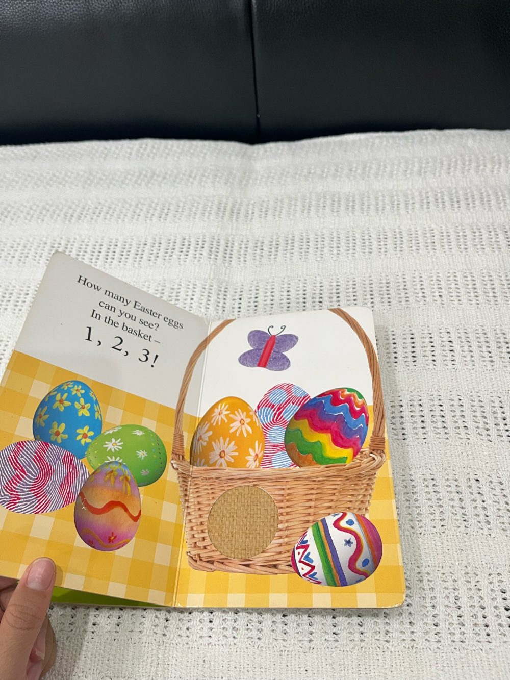 Set 3 cuốn sách tương tác Cuddly Frog, Alphaprints: Easter Fun và Making Friends - Ảnh 8