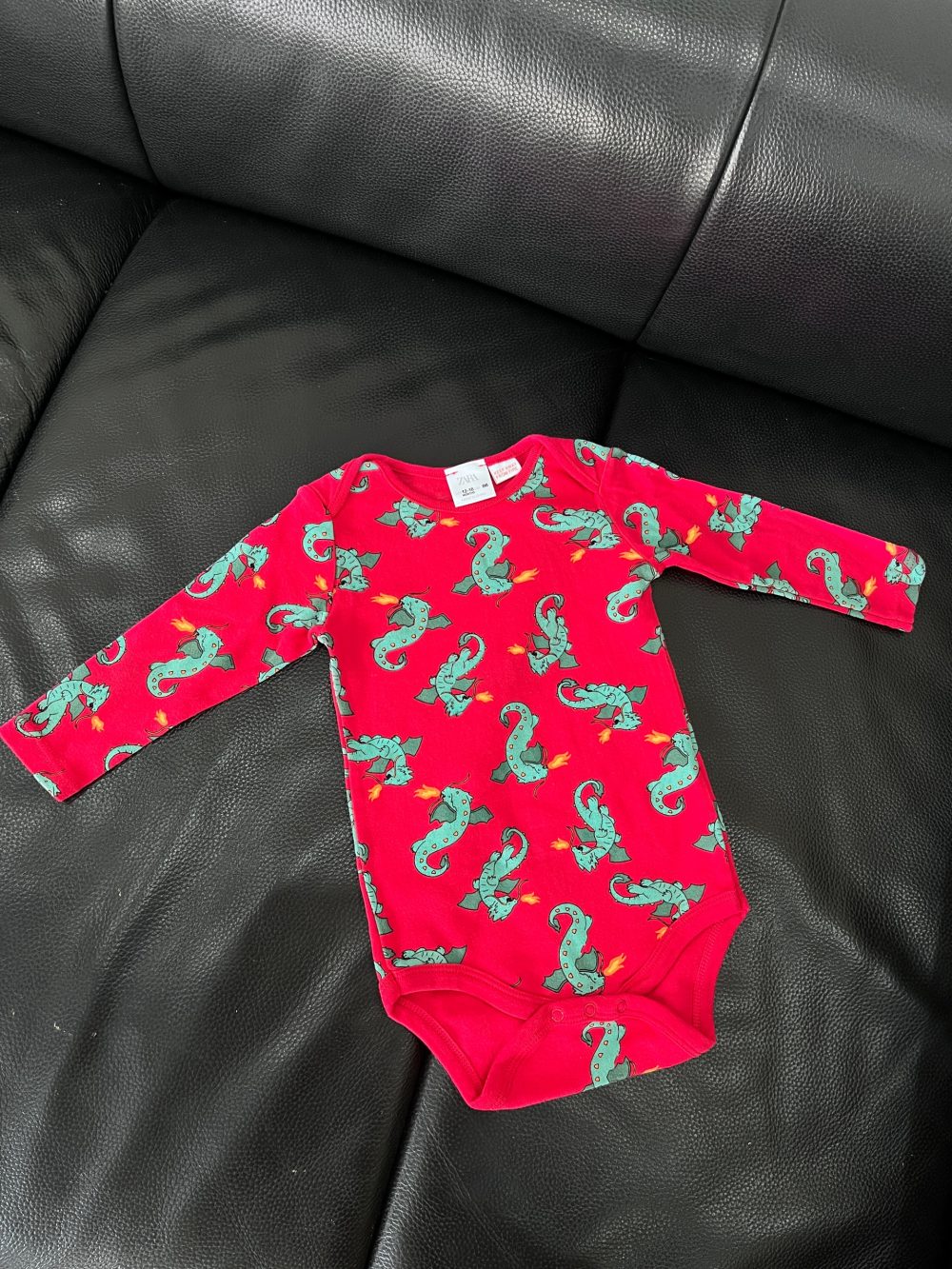 Bodysuit Zara họa tiết rồng màu đỏ (12-18m) - Ảnh 3