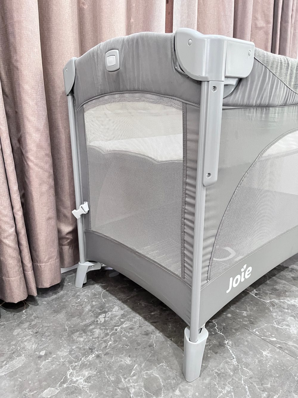 Giường cũi Joie Kubbie Sleep Foggy Gray (tối đa 9kg) tặng kèm đệm sơ dừa & drap size 80x50cm - Ảnh 14