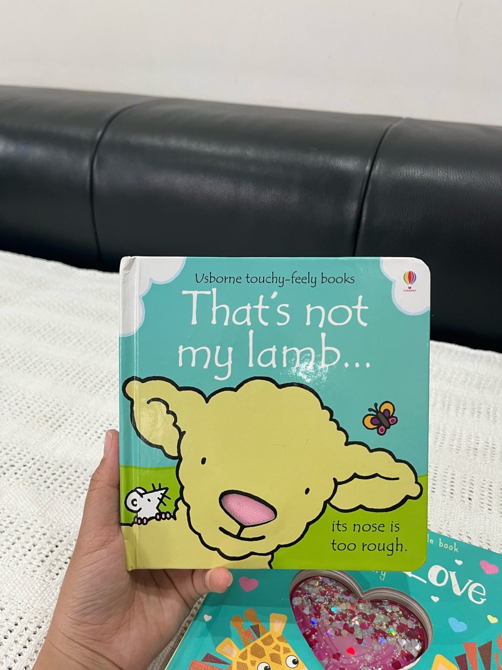 Set 2 cuốn sách Heart Full of Love và sách tương tác That’s not my lamb… - Ảnh 6