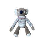 Đồ chơi nhồi bông - Gấu koala màu be và trắng mặc áo phông hoa, 35 cm - Obaibi