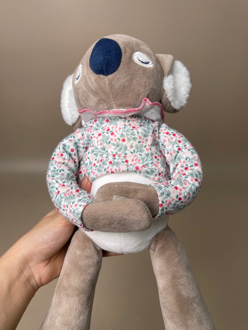 Đồ chơi nhồi bông - Gấu koala màu be và trắng mặc áo phông hoa, 35 cm - Obaibi - Ảnh 7