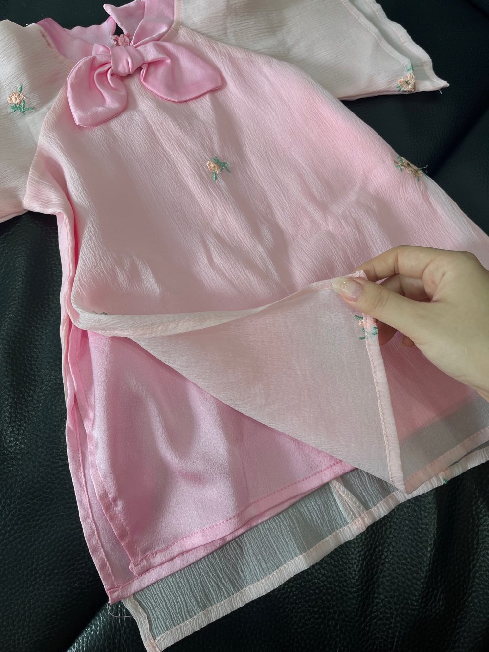 Set áo dài hồng phối quần lụa xanh tặng kèm bodysuit Obaibi màu xanh (size: 9→12m) - Ảnh 17