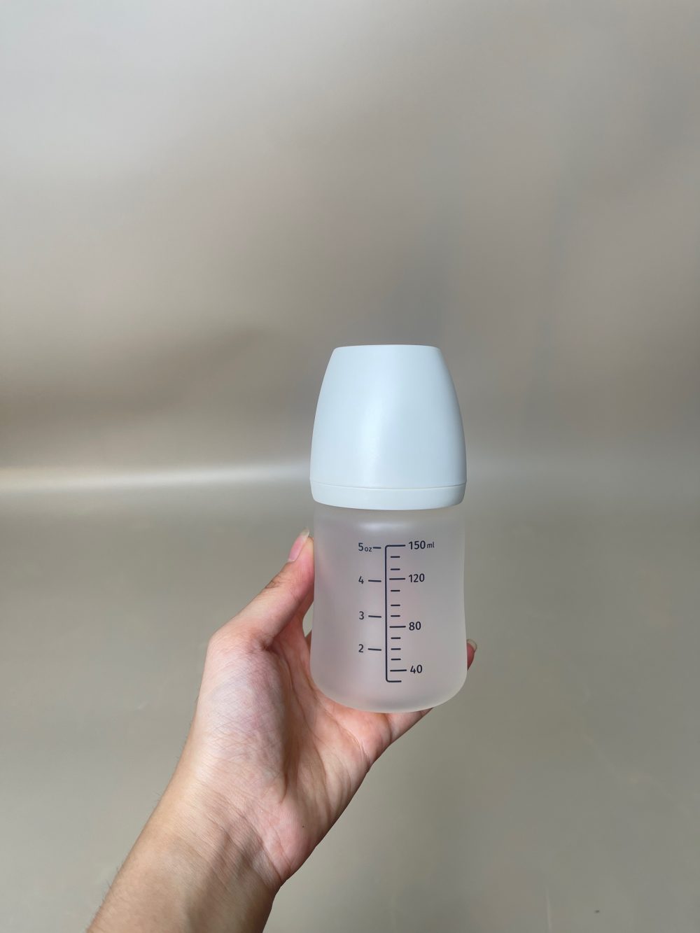 Set 2 bình sữa Moyuum thuỷ tinh bọc silicone 150ml màu trắng (không kèm núm ti) - Ảnh 5