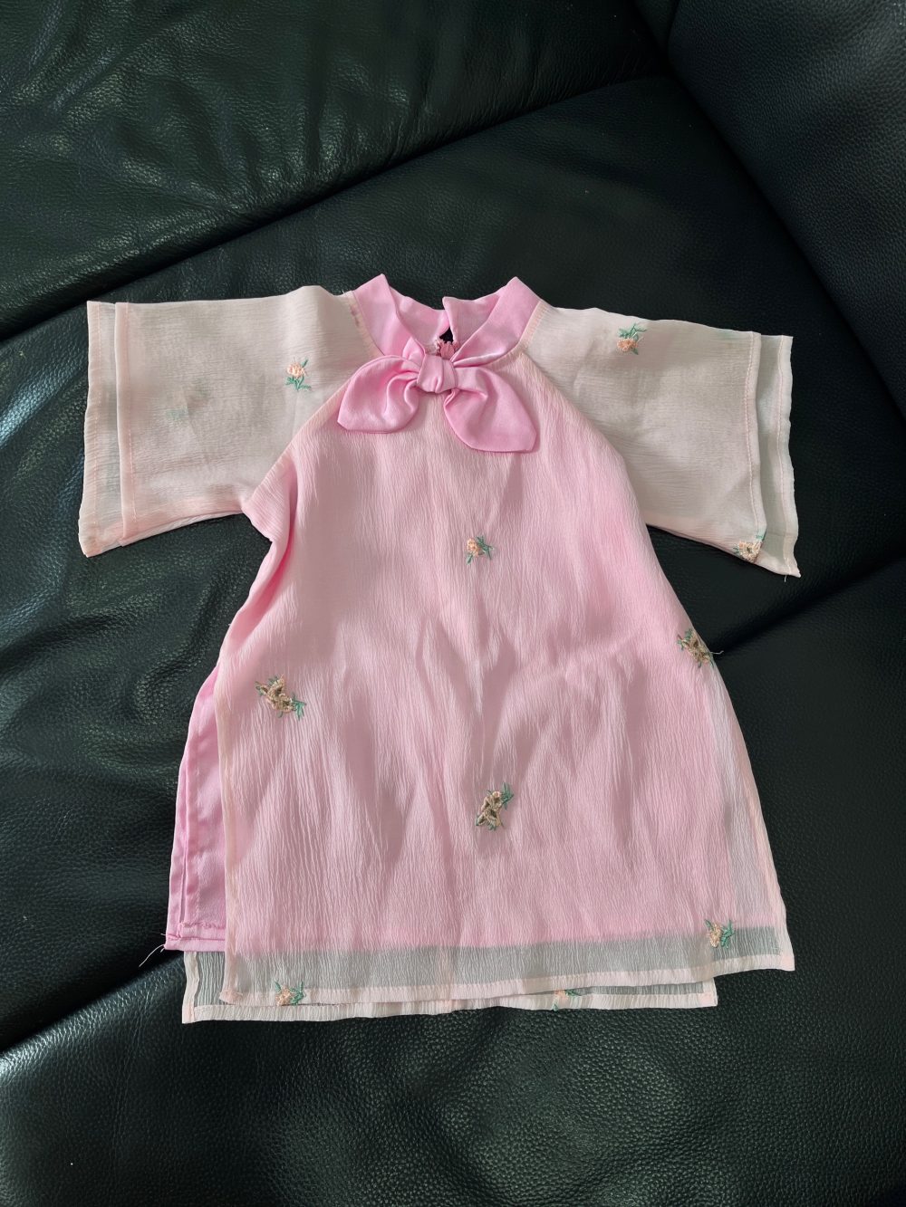 Set áo dài hồng phối quần lụa xanh tặng kèm bodysuit Obaibi màu xanh (size: 9→12m) - Ảnh 18