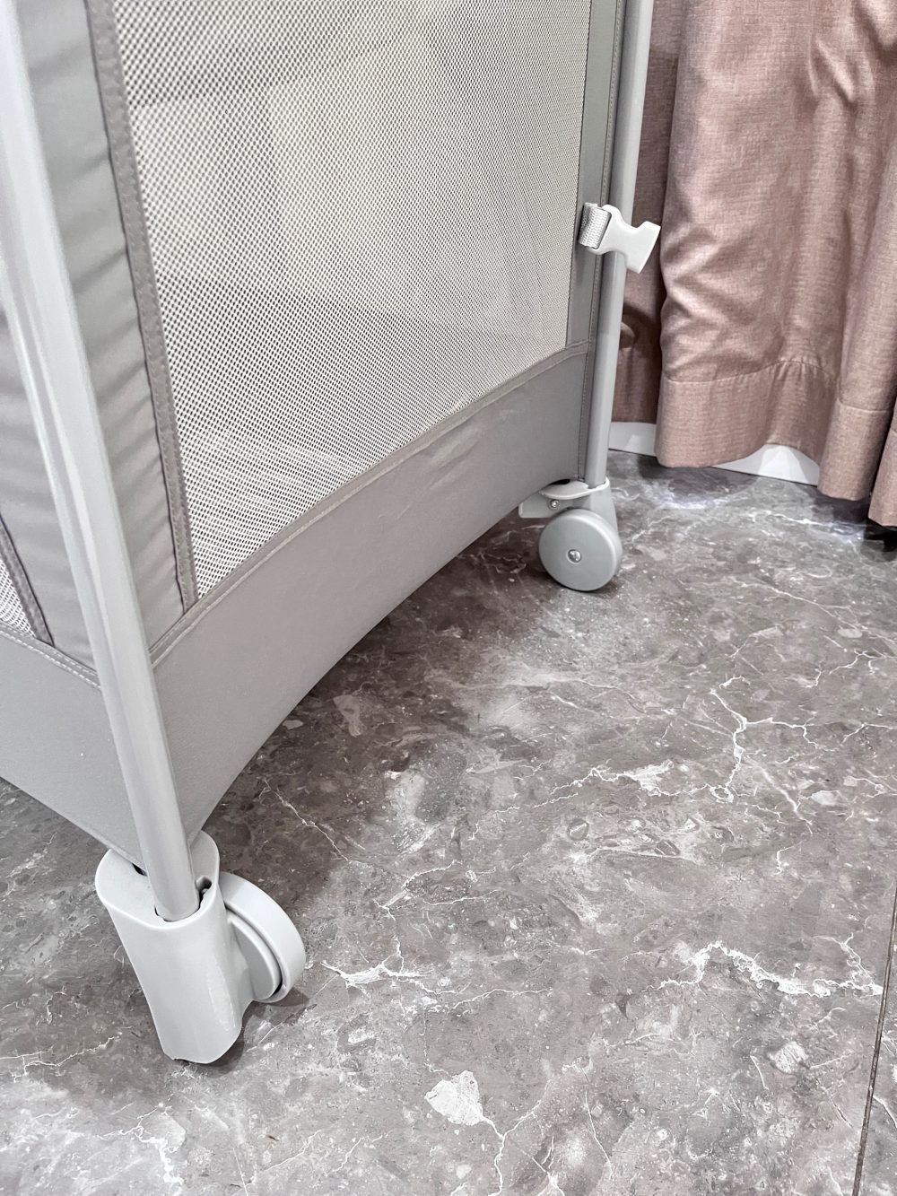 Giường cũi Joie Kubbie Sleep Foggy Gray (tối đa 9kg) tặng kèm đệm sơ dừa & drap size 80x50cm - Ảnh 11