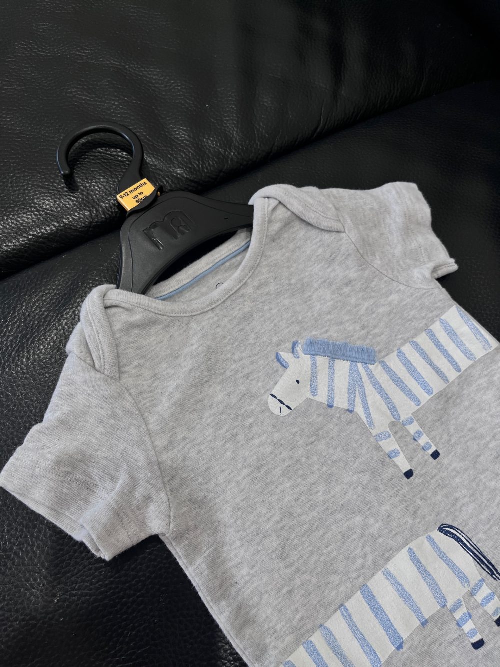 Set bodysuit, quần dài và mũ Mothercare màu xám (9→12m) - Ảnh 6
