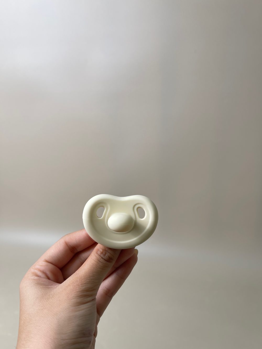 Núm ti giả Moyuum silicone cho bé màu vàng (3-6m/kèm hộp đựng) - Ảnh 2