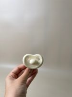 Núm ti giả Moyuum silicone cho bé màu vàng (3-6m/kèm hộp đựng) - Ảnh 2