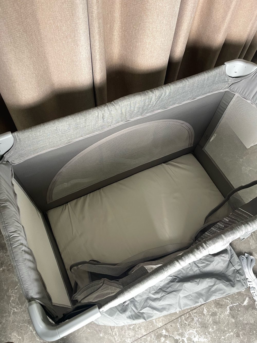 Cũi gấp gọn Joie Kubbie Sleep Foggy Gray và đệm cũi xơ dừa Chilux ( fullbox) - Ảnh 26