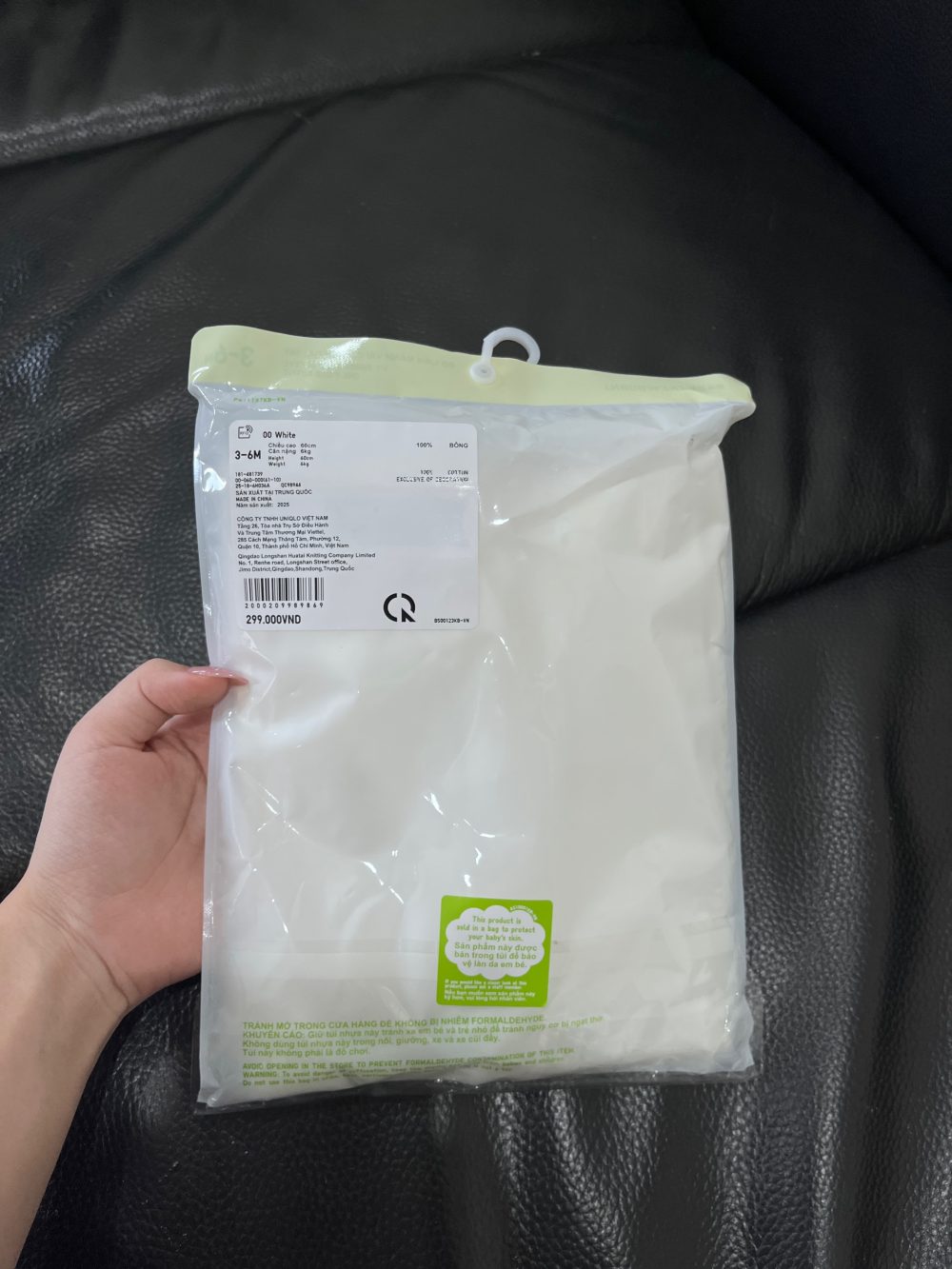 Bodysuit dài tay Uniqlo màu trắng(size 6→9m) - Ảnh 2