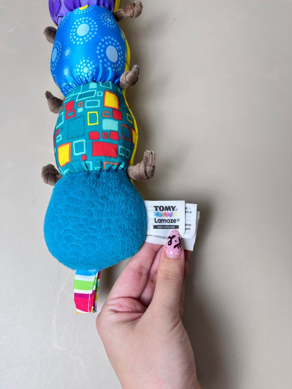 Thú nhồi bông đồ chơi Tomy Lamaze hình sâu dài (có tiếng chuông, tiếng bóp kêu và tiếng lục lạc) - Ảnh 3